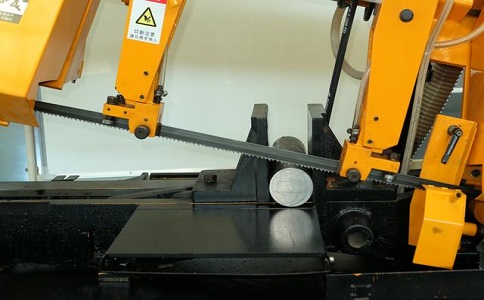 上林数控带锯床自动送料精度会出现偏差吗？